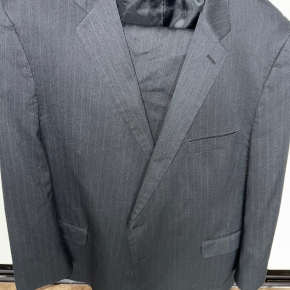 Gray Suit with Notched Lapels and High-Quality Wool